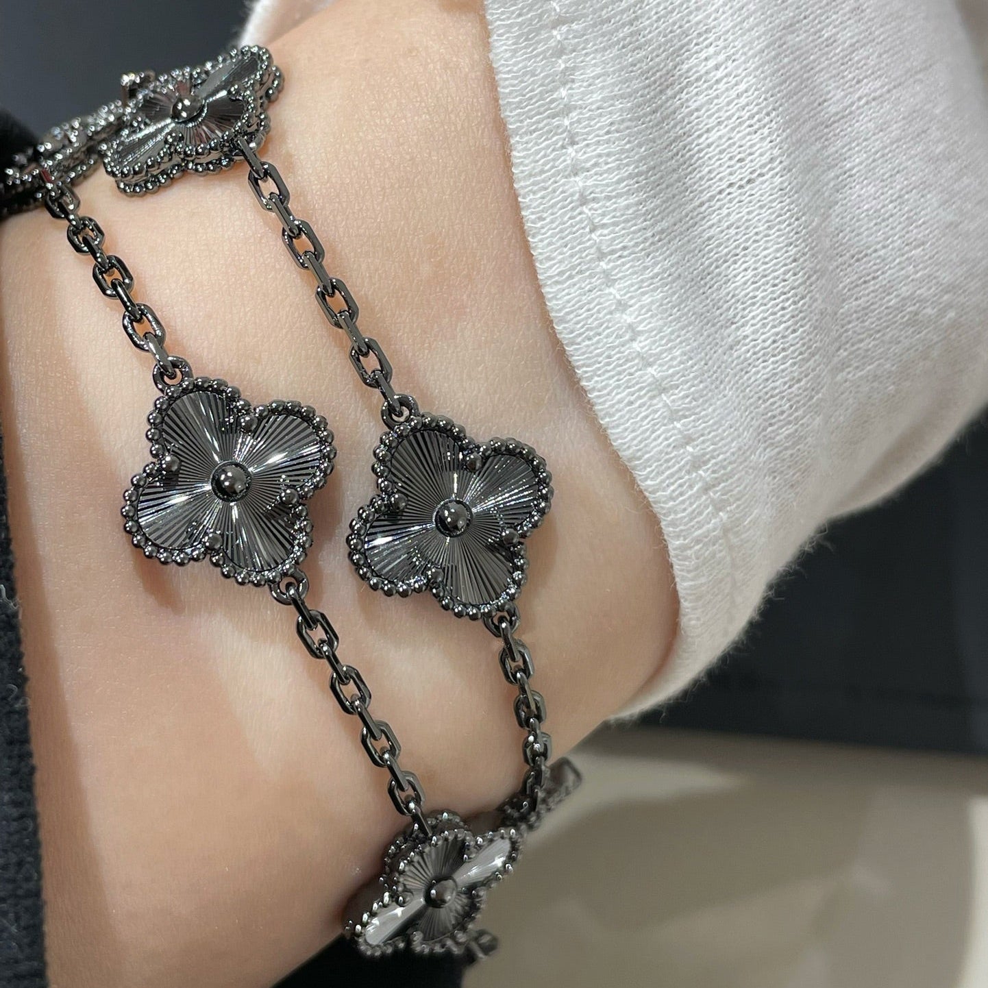 [Angela Jewellery]CLOVER 5 MOTIF BLACK BRACELET