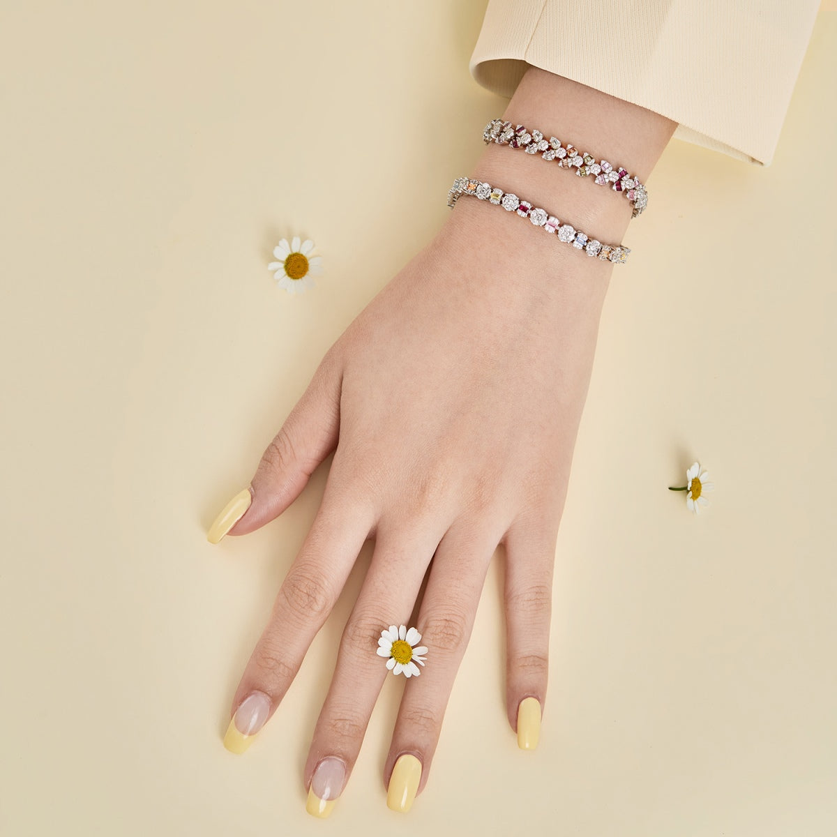 Angela Jewelry]Dainty Exquisite Flower Shape Daily Bracelet