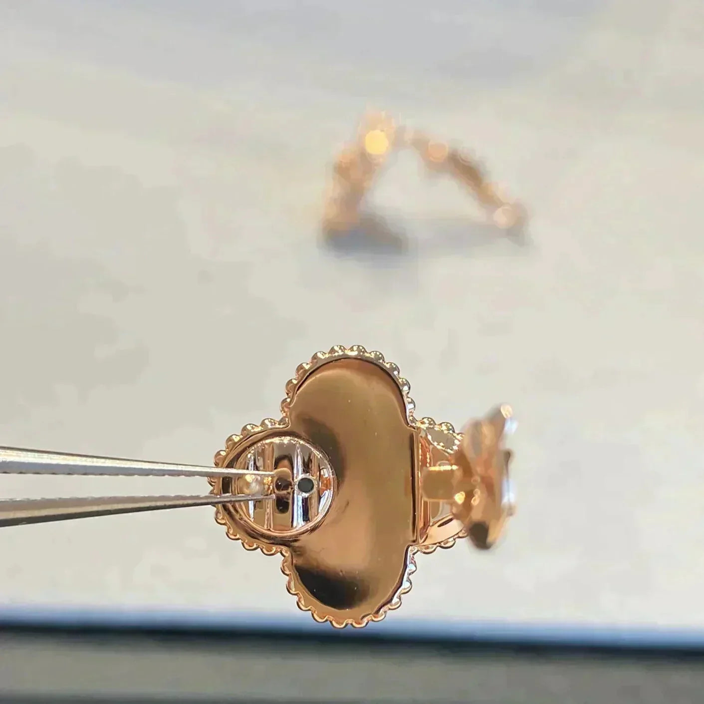 [Angela Jewellery]CLOVER MEDIUM 1 MOTIFS GRAY MOP  DIAMOND EARRINGS