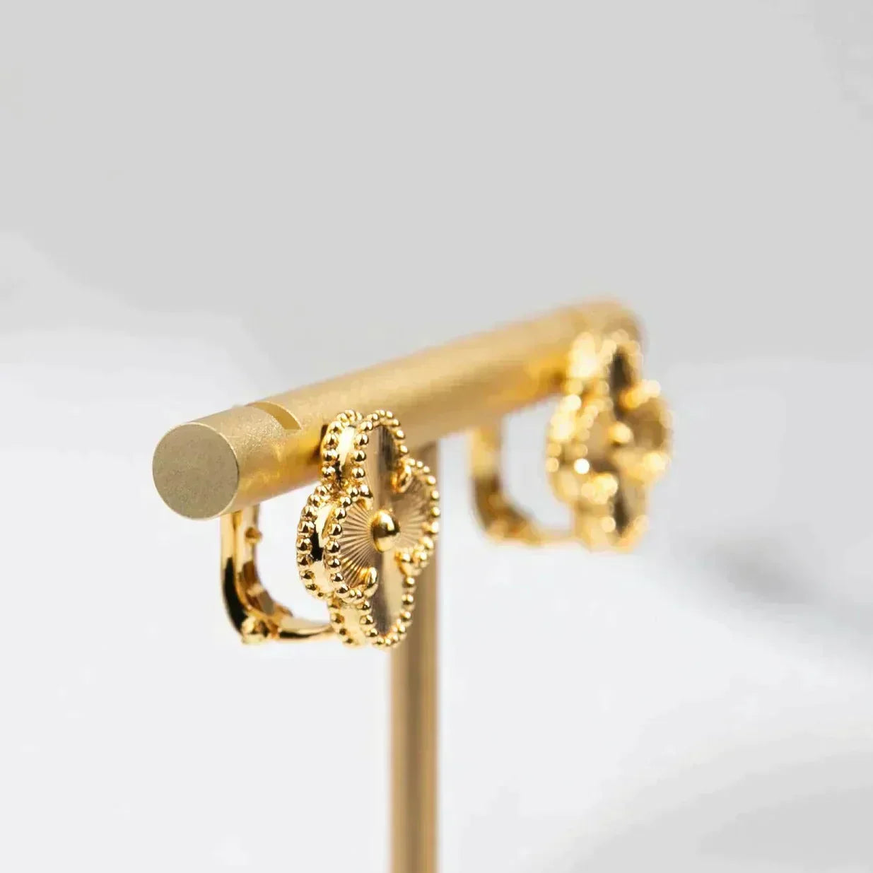 [Angela Jewellery]CLOVER MEDIUM 1 MOTIFS LASER EARRINGS