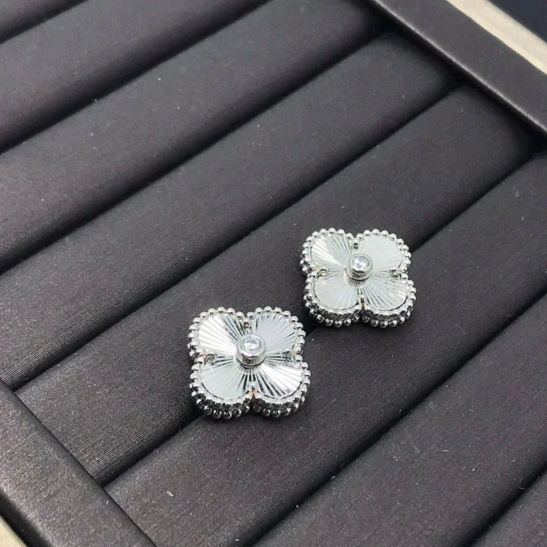 [Angela Jewellery]CLOVER MINI 9.5MM LASER EARRINGS