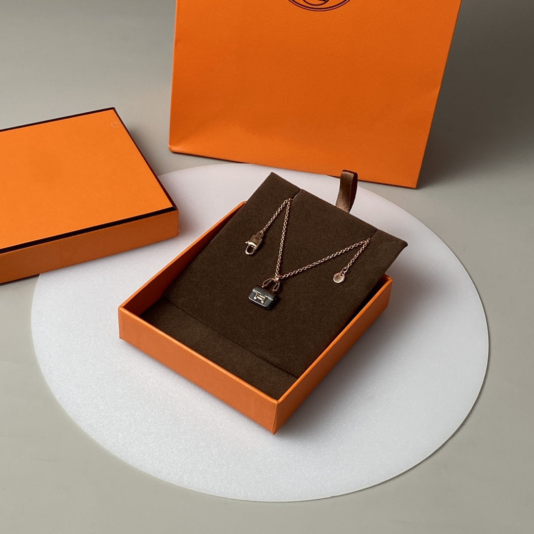 [Angela Jewellery]CONSTANCE BLACK PEDANT PINK GOLD NECKLACE