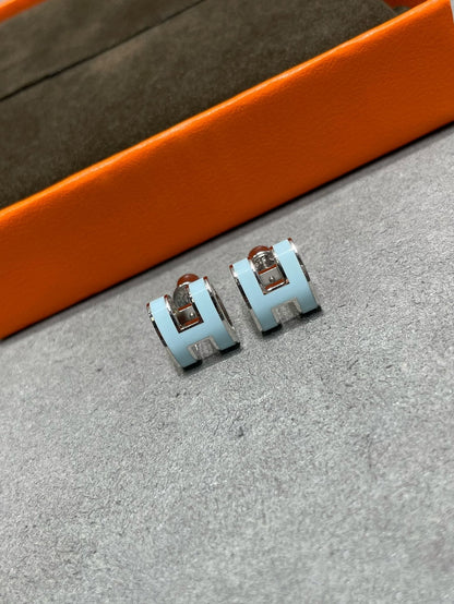 [Angela Jewellery]POP H SKY BLUE STUD EARRINGS