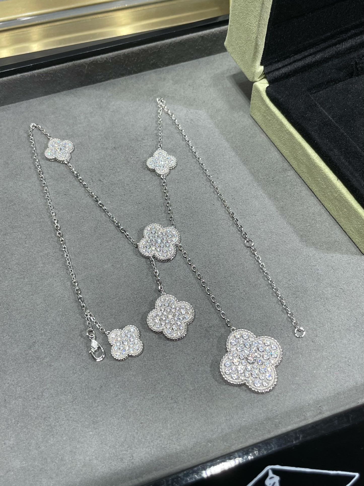 [Angela Jewellery]CLOVER 6 MOTIF DIAMOND PAVED NECKLACE