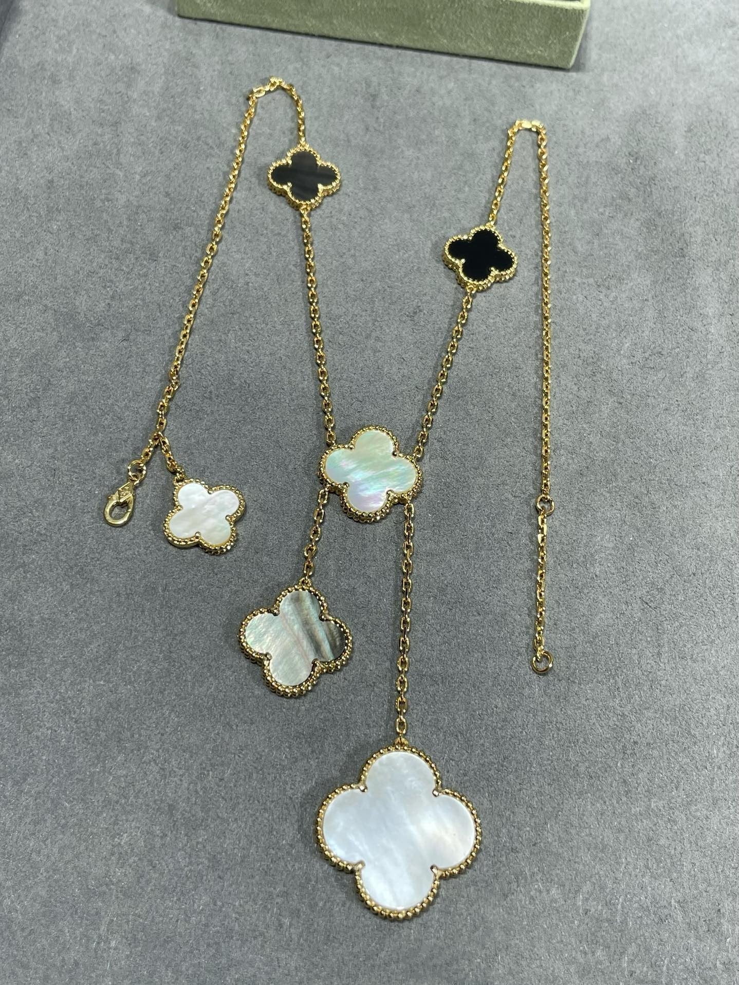 [Angela Jewellery]CLOVER 6 MOTIF MOP ONYX GOLD NECKLACE