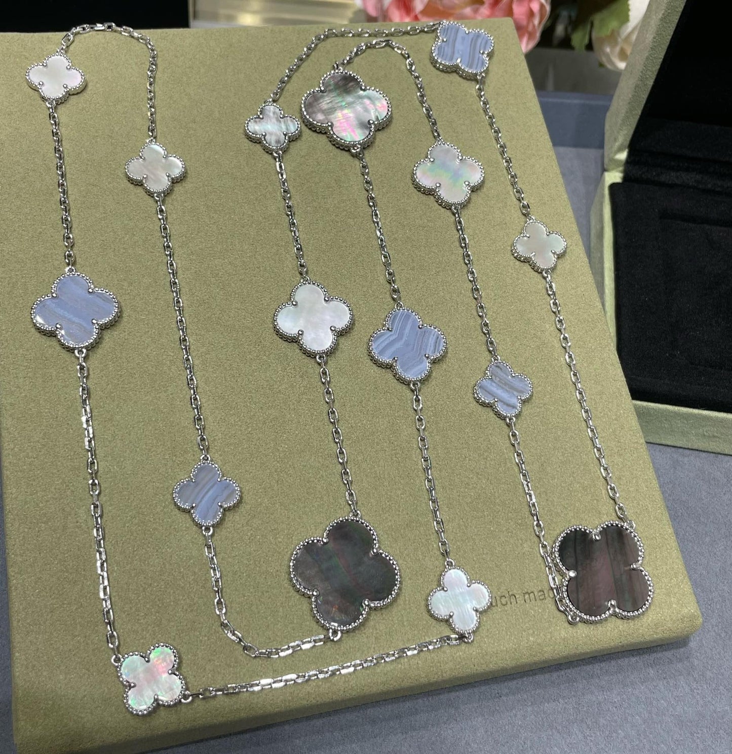 [Angela Jewellery]CLOVER 16 MOTIF CHALCEDONY MOP SILVER NECKLACE