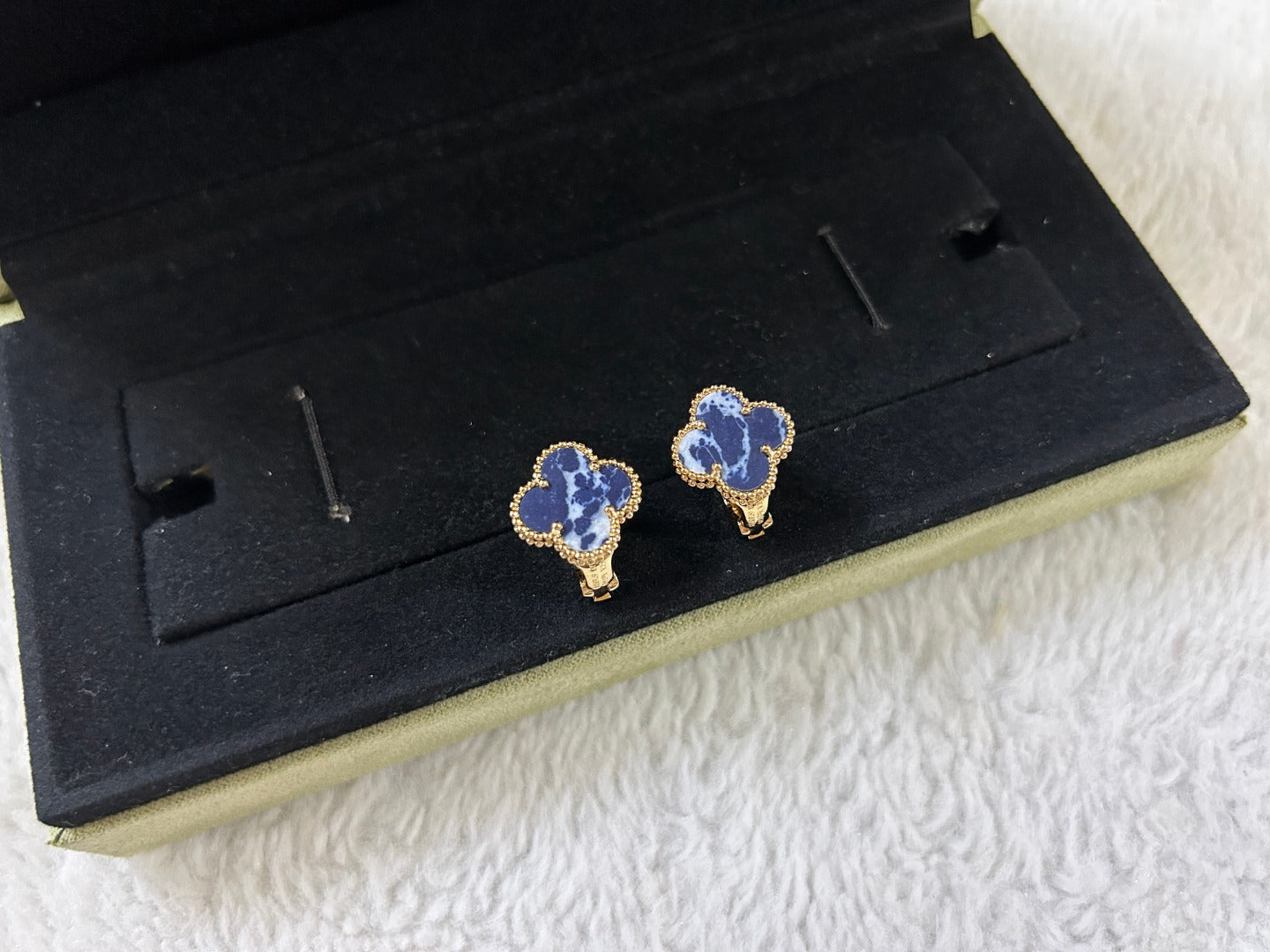 [Angela Jewellery]CLOVER PIETERSITE MEDIUM STUD EARRINGS