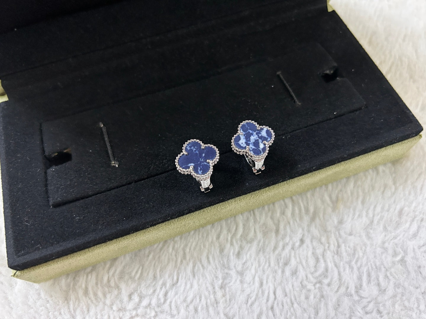 [Angela Jewellery]CLOVER PIETERSITE MEDIUM STUD EARRINGS