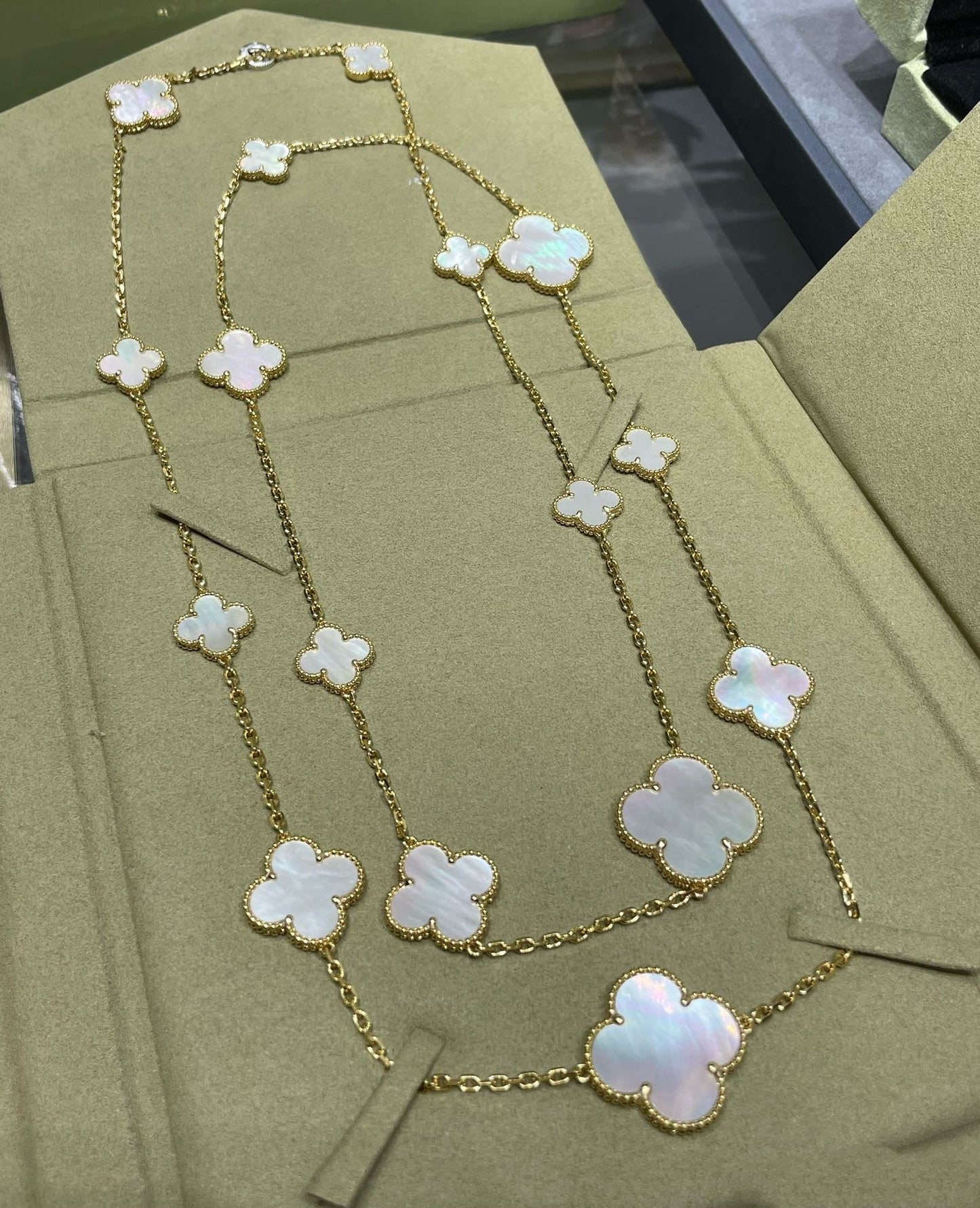 [Angela Jewellery]CLOVER 16 MOTIF WHITE MOP GOLD NECKLACE