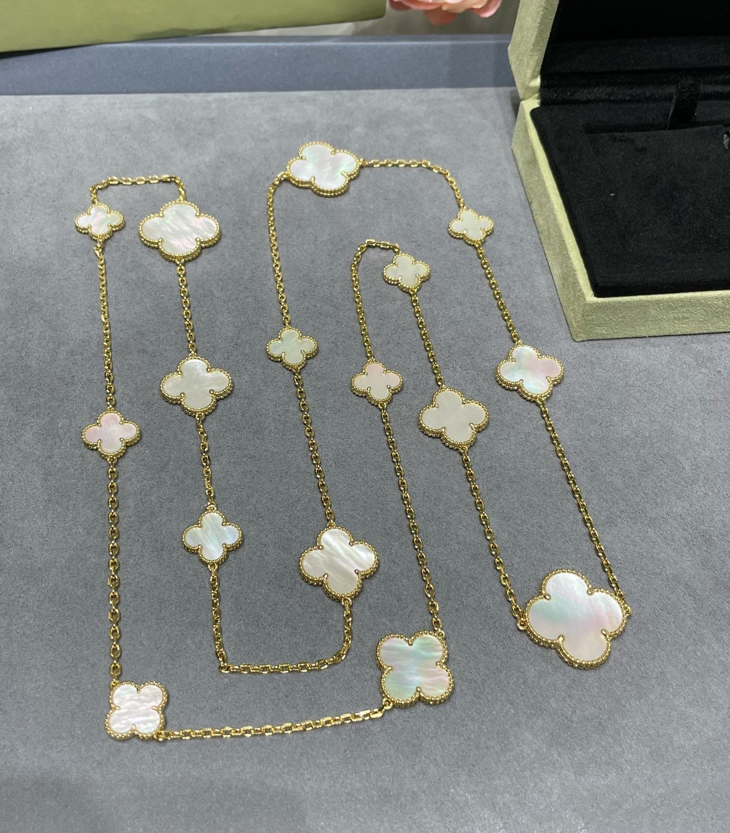 [Angela Jewellery]CLOVER 16 MOTIF WHITE MOP GOLD NECKLACE