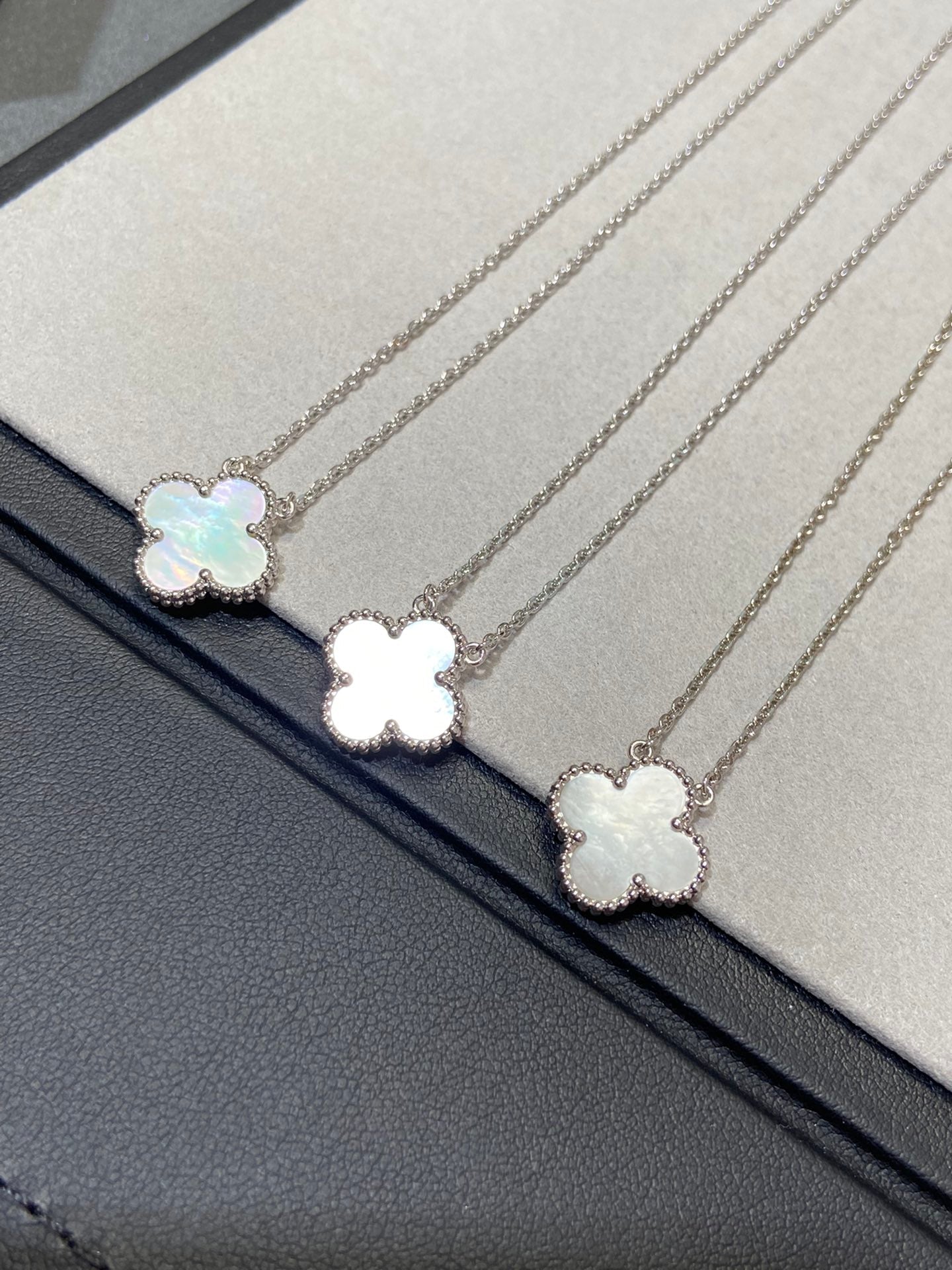 [Angela Jewellery]CLOVER MEDIUM SILVER WHITE MOP NECKLACE