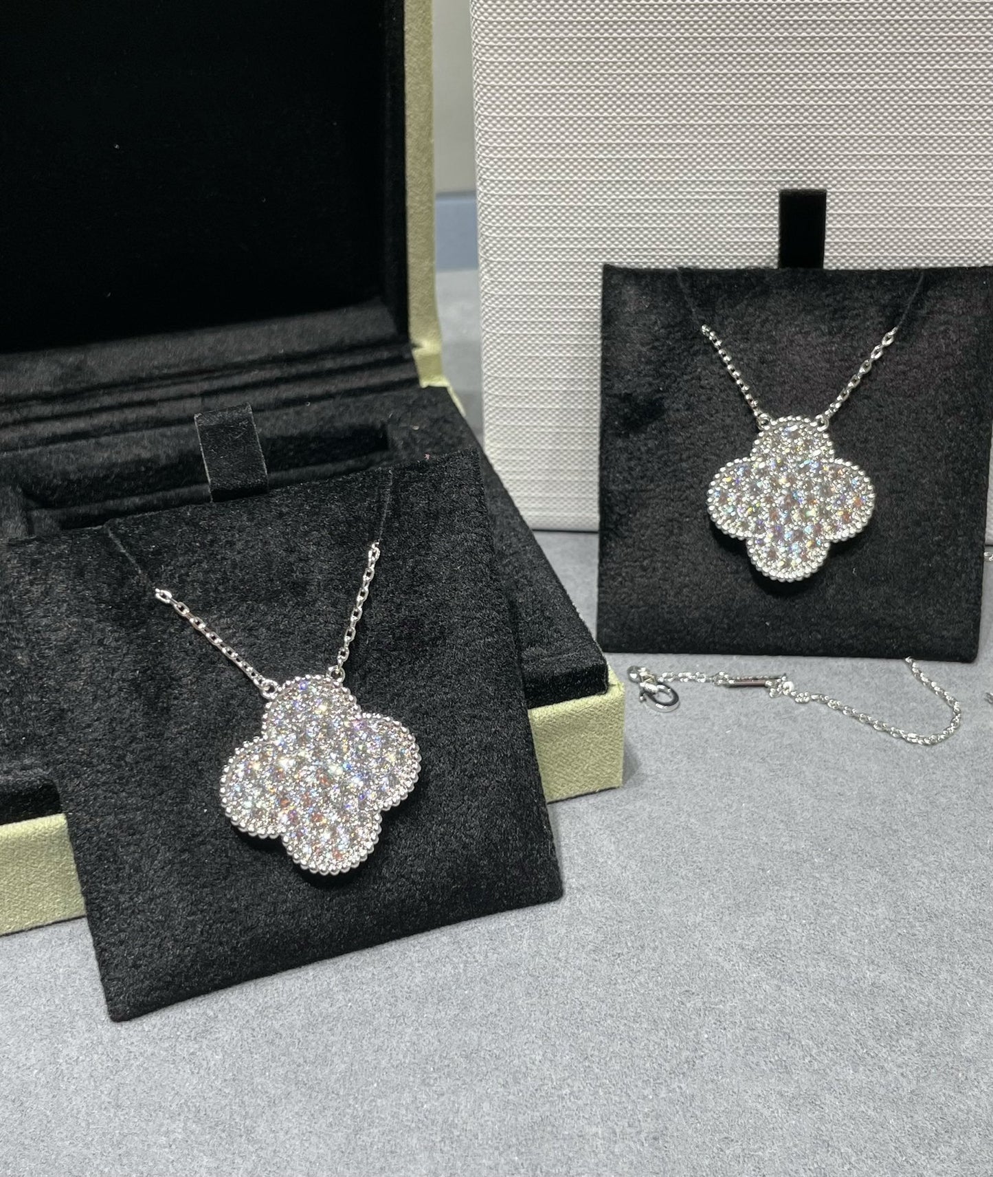 [Angela Jewellery]CLOVER 25MM LARGE PENDANT DIAMOND PAVED SILVER NECKLACE