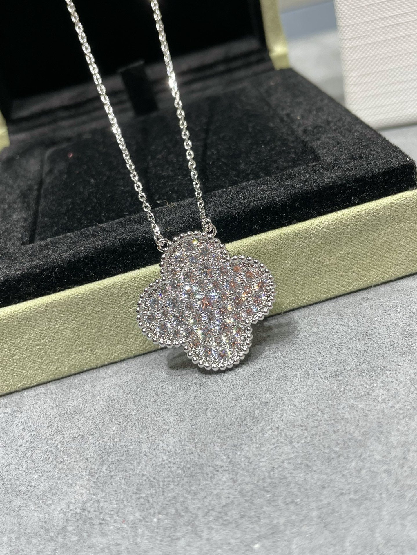[Angela Jewellery]CLOVER 25MM LARGE PENDANT DIAMOND PAVED SILVER NECKLACE