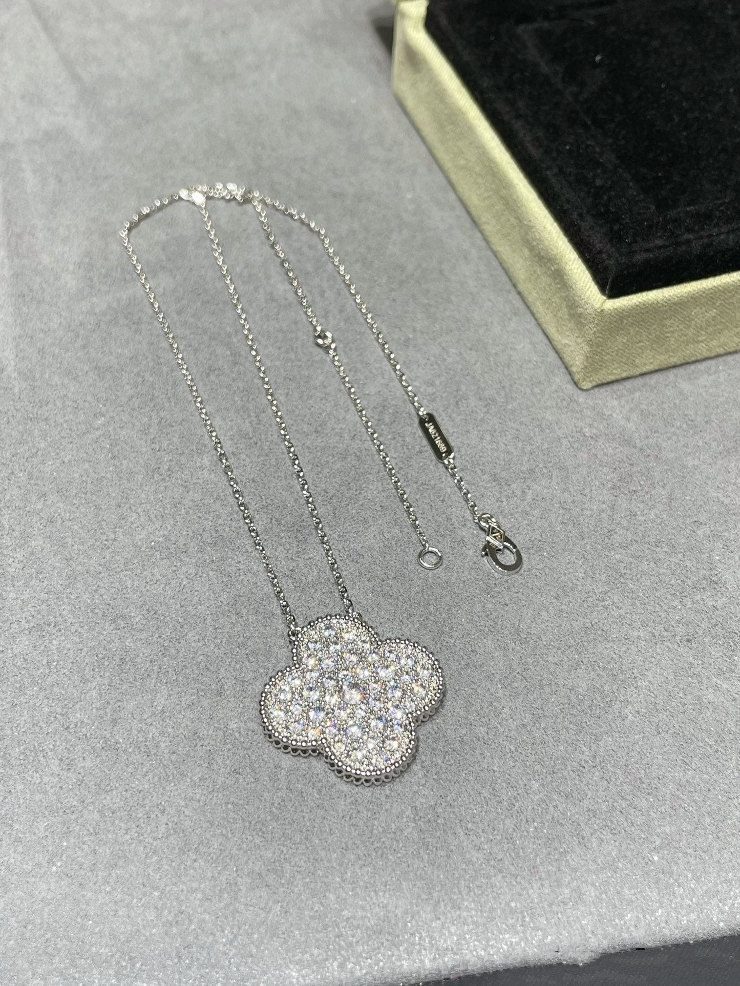 [Angela Jewellery]CLOVER 25MM LARGE PENDANT DIAMOND PAVED SILVER NECKLACE