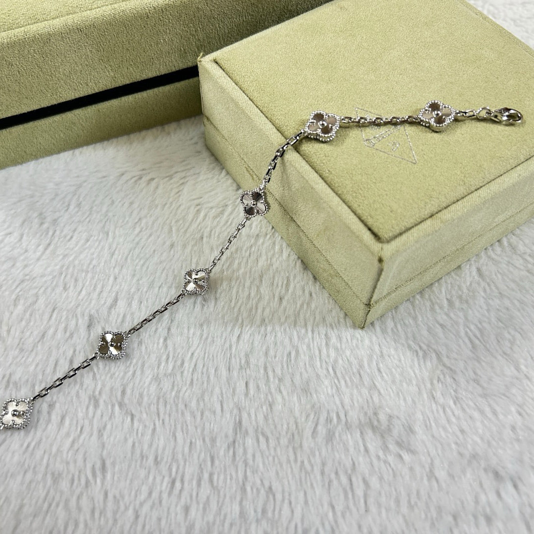 [Angela Jewellery]CLOVER 6 MOTIF DIAMOND BRACELET
