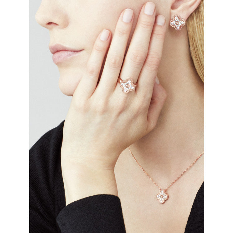 [Angela Jewellery]CLOVER 15MM DIAMOND SINGLE FLOWER NECKLACE