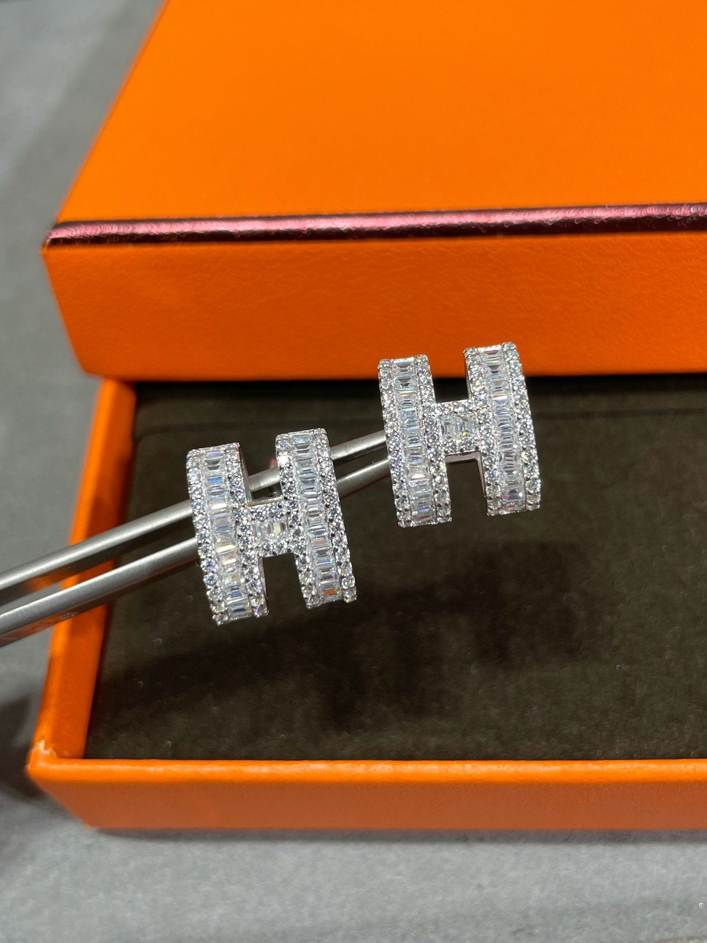 [Angela Jewellery]H STUD EARRINGS WITH SILVER DIAMONDS